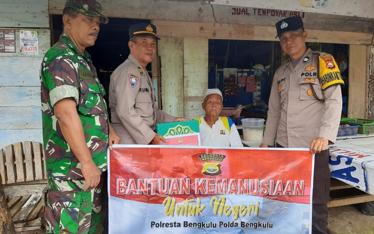  IRT dan Lansia Terima Bansos dari Polsek Gading Cempaka  