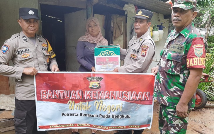 Polsek Gading Cempaka Kembali Salurkan Bansos Kepada Warga Kelurahan Lingkar Barat
