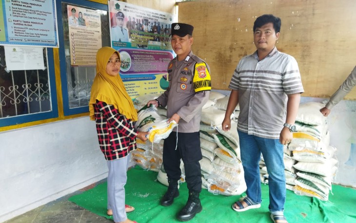 Polsek Sindang Kelingi Melaksanakan Kegiatan Monitoring Dan Pengamanan Penyaluran Bantuan