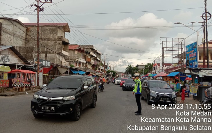 Sat Lantas Polres Bengkulu Selatan Pamtur Lalin Pastikan Pasar Kaget Tidak Menggangu Kelancaran Lalu Lintas