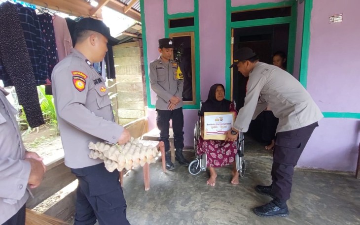 Polsek Air Besi Bagikan 25 Paket Sembako Untuk Masyarakat Kurang Mampu