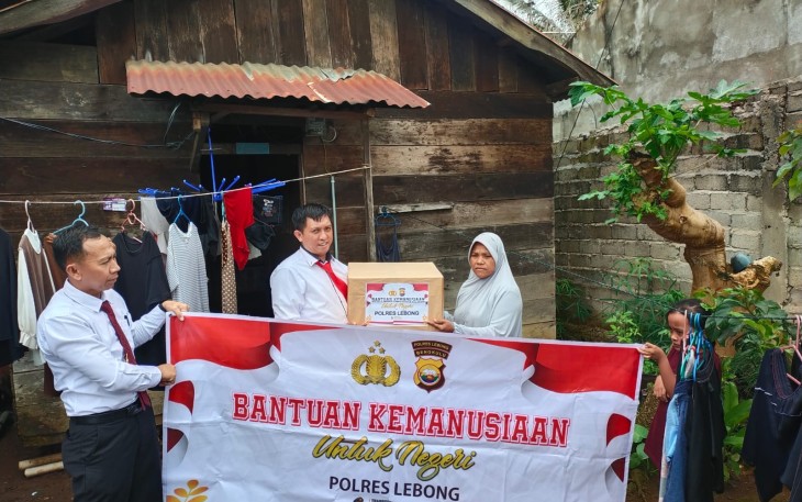 Satreskrim Polres Lebong Salurkan Bansos ke Warga Kurang Mampu dan Lansia