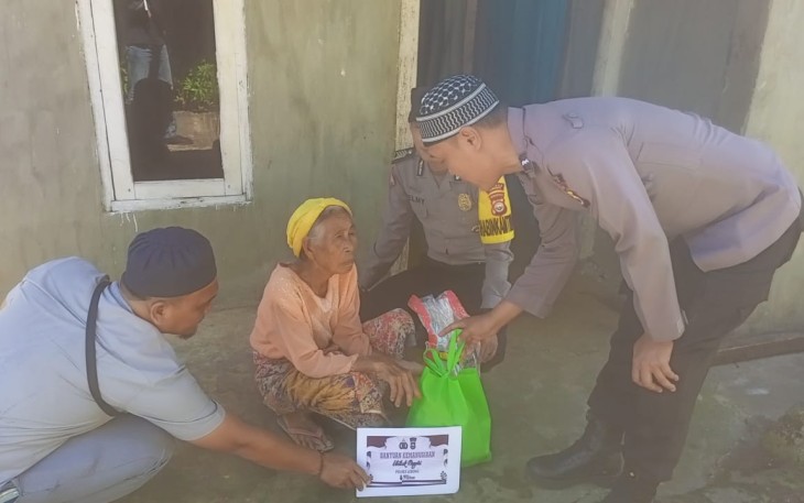 Polsek Lebong Tengah Salurkan Bansos 