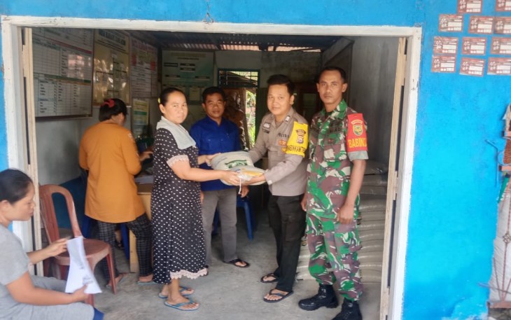 Bhabinkamtibmas Hadiri Penyaluran Distribusi Cadangan Beras Pemerintah untuk Bantuan Pangan