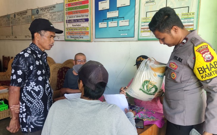 Bhabinkamtibmas Polsek Rimbo Pengadang Hadiri Penyaluran Distribusi Cadangan Beras Pemerintah untuk Bantuan Pangan