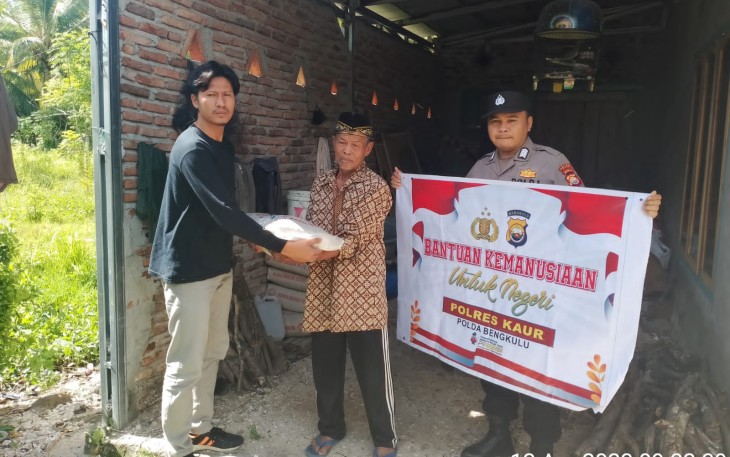 Warga Merpas Terima Bansos dari Polsek Nasal