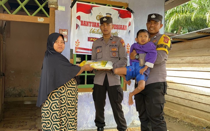 Polsek Tanjung Kemuning Salurkan Bansos ke Warga Desa Pelajaran I