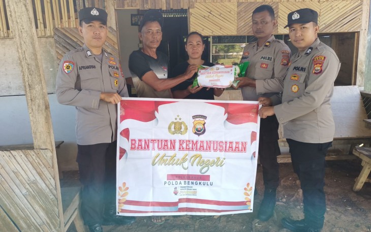 Warga Desa Sinar Pagi Terima Bansos dari Polres Kaur