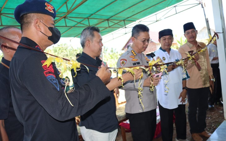 Polda Bengkulu Kembali Serahkan Tiga Kunci Program Bedah Rumah Kepada Warga Tidak Mampu