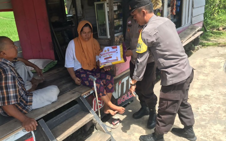 Alami Stroke, Ibu Endang Terima Bansos dari Polsek Kaur Selatan