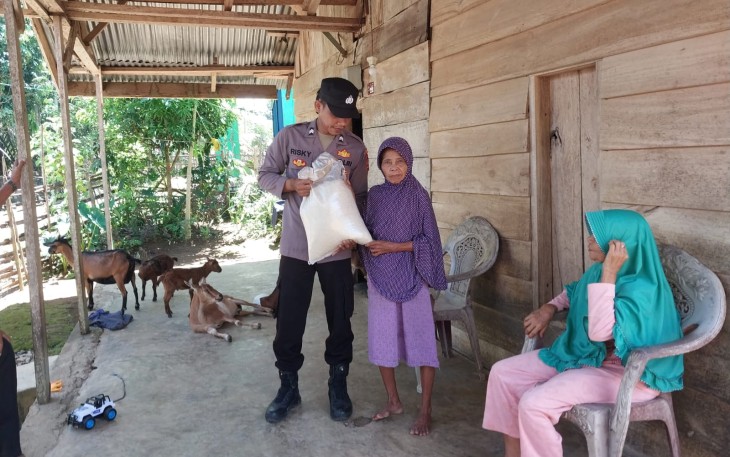 Ibu Mailina Terima Bansos dari Polsek Padang Guci Hulu