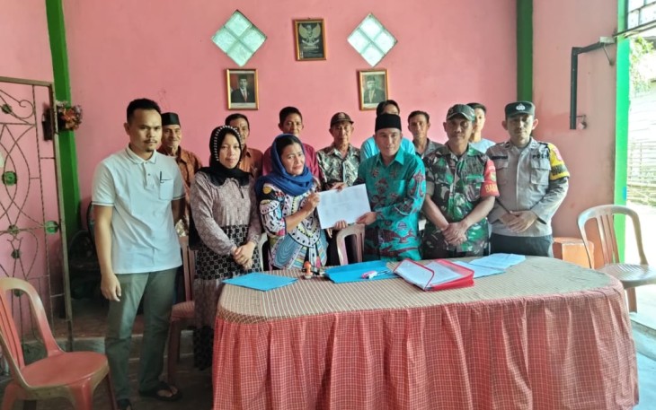 Bhabinkamtibmas Polsek Kotapadang Hadiri Pleno DPT Pilkades Desa Sukamerindu 