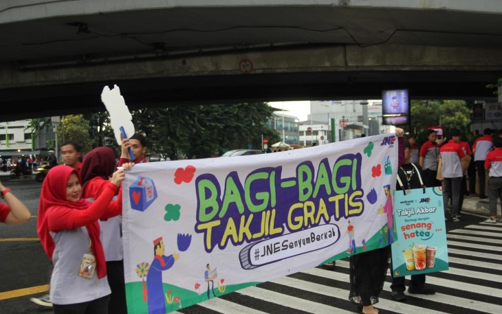 JNE Bagikan 10.000 Takjil di Ramadan 2023  