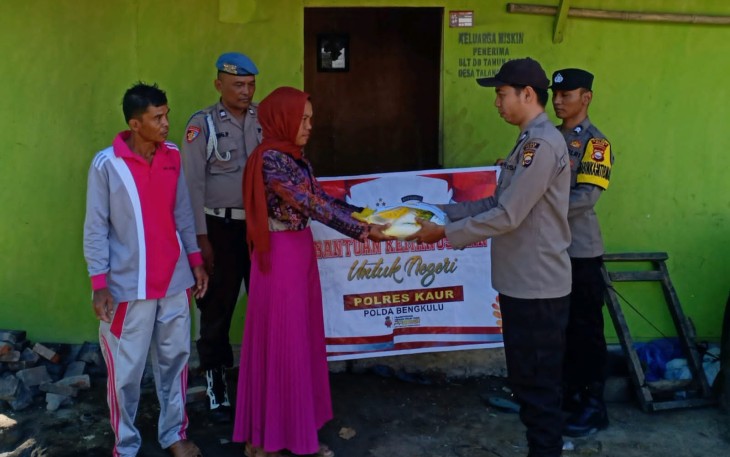 Minggu, Polsek Tanjung Kemuning Salurkan Bansos ke Warga Desa Talang Marap