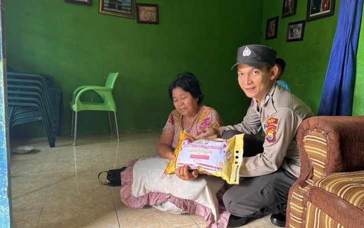 Ibu Arifin Terima Bansos dari Polsek Utara