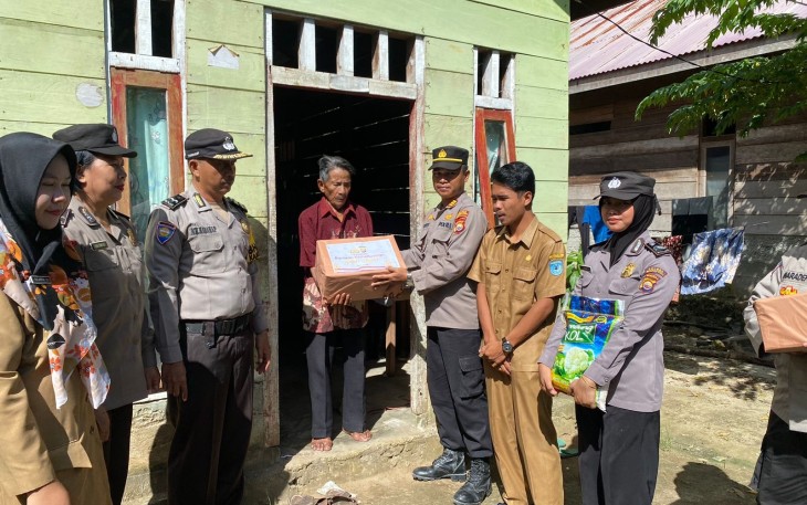 Polsek Enggano Kembali Bagikan 25 Paket Sembako Kepada Warganya
