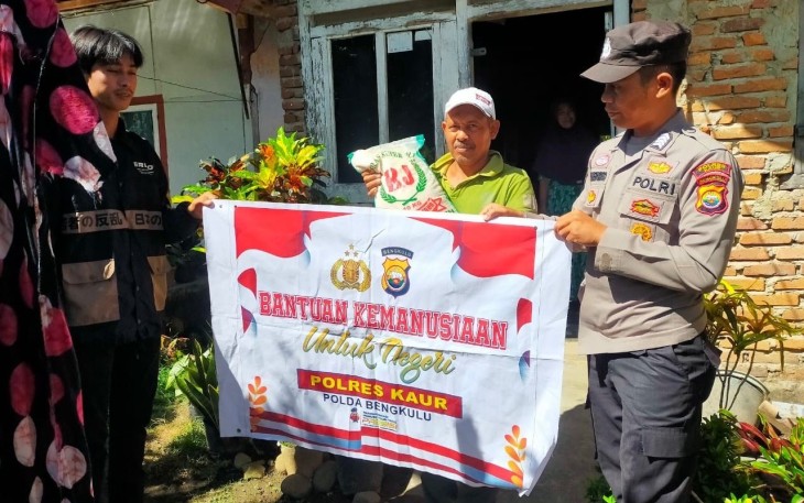 Pak Katamso Terima Bansos dari Polsek Nasal