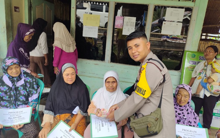 Bhabinkamtibmas Polsek Rimbo Pengadang Hadiri Pembagian BLT DD