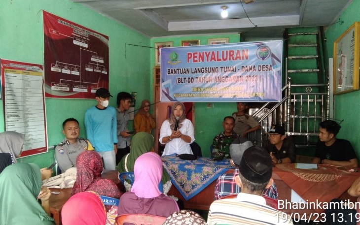 Pembagian BLT DD di Desa Magelang Baru