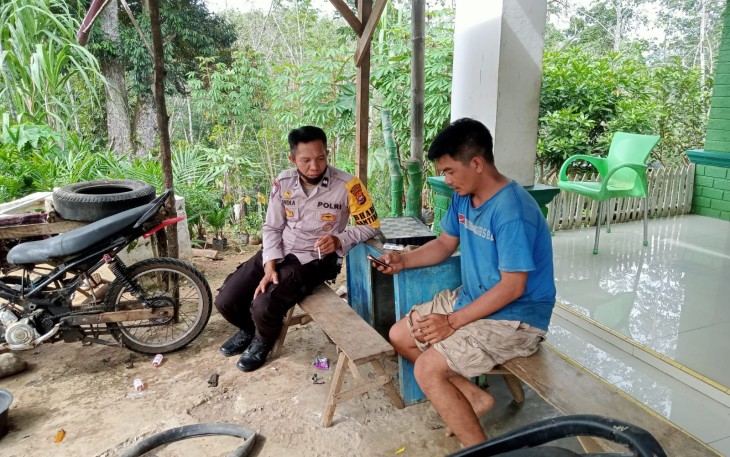 Pak Bhabin Polsek Batik Nau Bagikan Nomor HP ke Warga Desa Binaannya