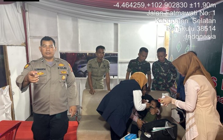 Pos Yan Polres BS Berikan Pertolongan Pertama Anak Yang Terluka 