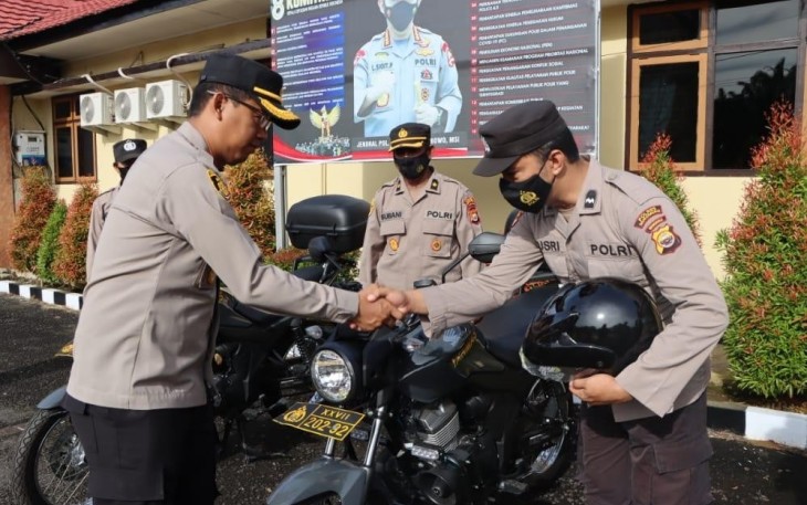 Kapolres Mukomuko Menyerahkan Kendaraan Dinas R2 Kepada Personel SPKT