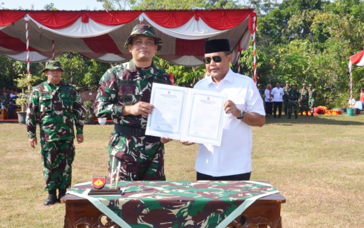 "Bupati Karanganyar serahkan Naskah TMMD Reg ke-117 kepada Dansatgas TMMD"