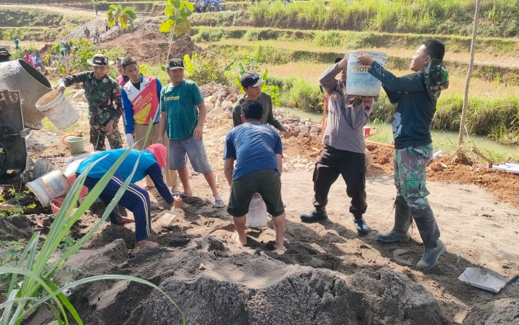 "Terlihat kerja sama Satgas TMMD Reg 117 Mojogedang dengan warga"