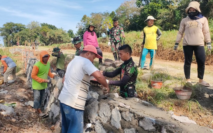 "Pemasangan batu miring oleh satgas TMMD bersama warga desa Gentungan"