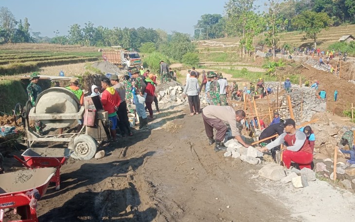 "Satgas TMMD Reg desa gentungan tampak semangat dalam bekerja"