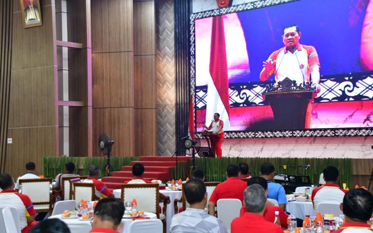 Panglima TNI Laksamana TNI Yudo Margono S.E.,M.M pada saat memimpin olahraga bersama Perwira Tinggi dan Kolonel di lingkungan TNI dan Kementerian/ lembaga, bertempat di GOR A.Yani Mabes TNI Cilangkap Jakarta Timur,  Kamis (9/11/2023).