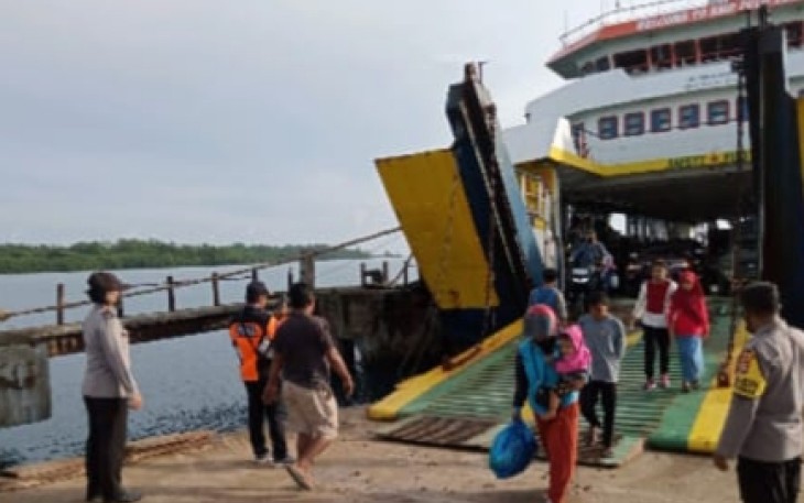 Polsek Enggano Laksanakan Pengamanan dan Monitoring Kedatangan Kapal KMP Pulo Tello