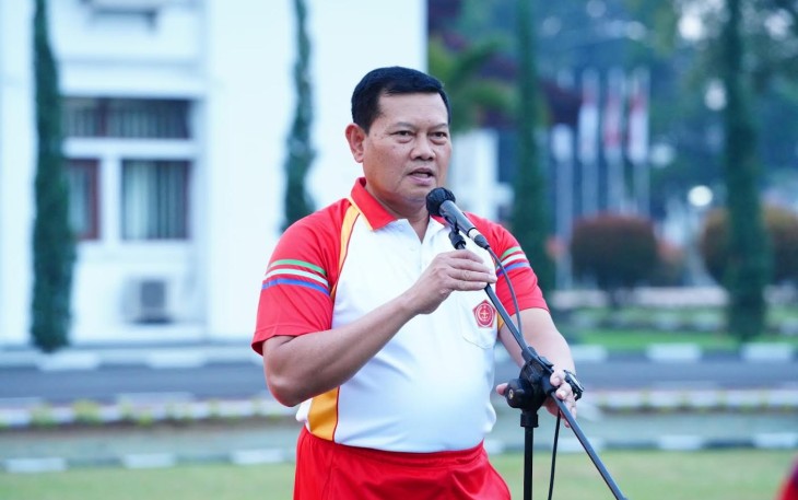 Panglima TNI Laksamana TNI Yudo Margono, S.E.,M.M., saat melakukan olahraga bersama dengan Komandan dan para anggota Sekolah Staf dan Komando (Sesko) TNI bertempat di lapangan Soedirman Sesko TNI Bandung, Senin (24/7/2023).
