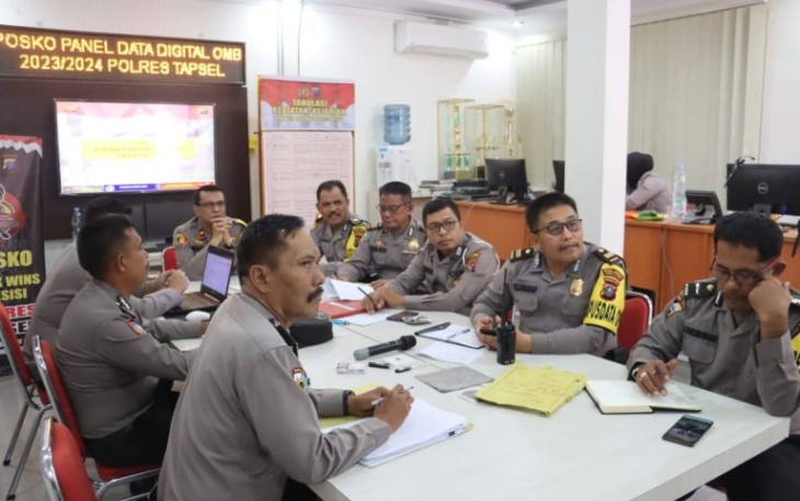 Wakapolres Tapanuli Selatan, Kompol Rahman Takdir Harahap, S.H, aktif mengikuti Anev Mingguan dan Arahan oleh Posko OMB Toba Polda Sumut. Senin (27/11/2023) pukul 09.00 WIB