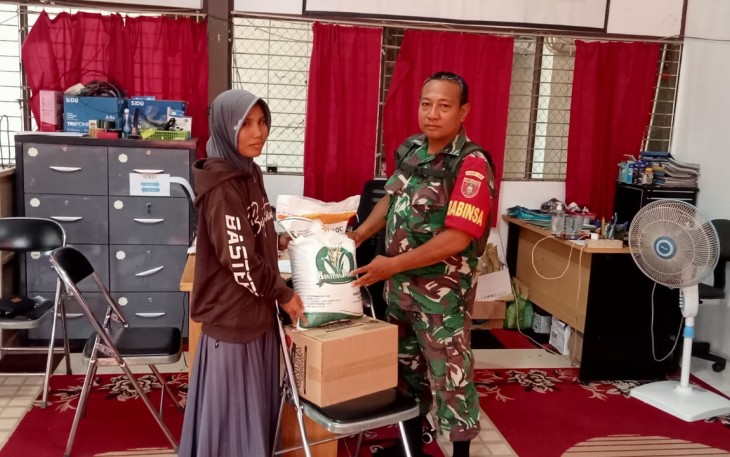 Babinsa Dampingi Pendistribusian Bantuan Beras Untuk Warga