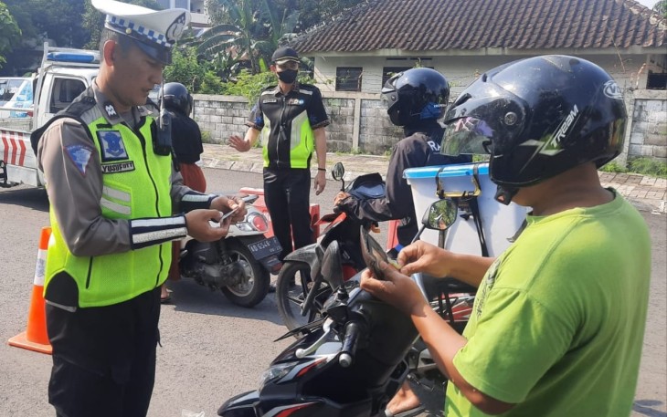 Sat Lantas Polres Karanganyar sedang menggelar razia di Jalan Wahid Hasyim, pada Kamis (9/3/2023) sore.