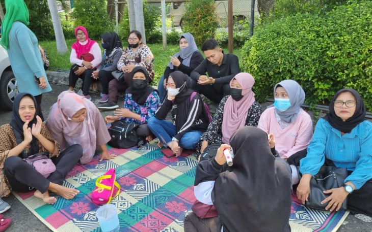 Sejumlah karyawan yang berdemo