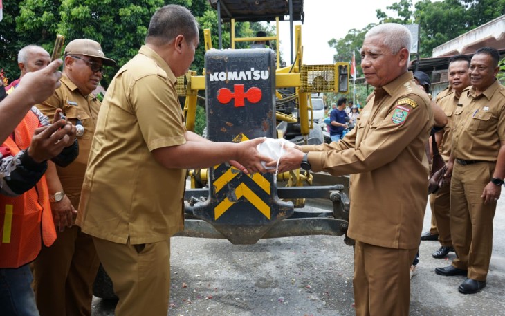 Bupati Asahan Letakkan Batu Pertama Pembangunan Jalan Penghubung 2 Desa di Kecamatan Bandar Pulau