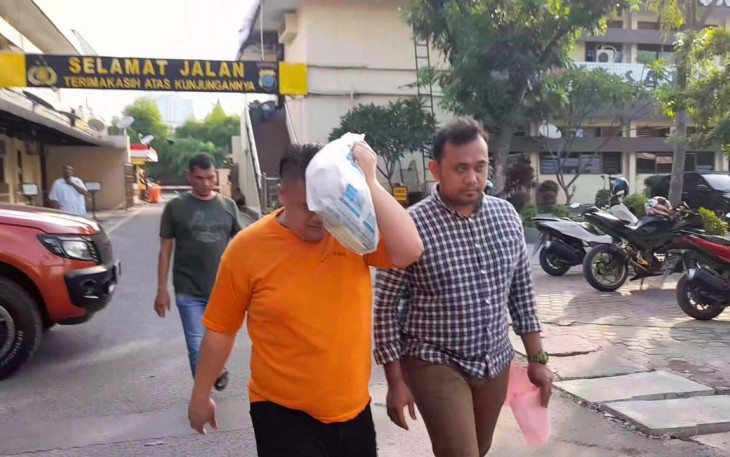 Tersangka (kenakan baju orange) saat diamankan petugas