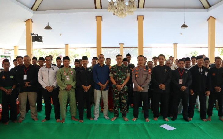 Foto bersama Tiga Pilar Kabupaten Tulungagung bersama sekretaris IPSI, Ketua Paguyuban Pencak Silat Tulungagung dan juga 10 Ketua dan perwakilan pengurus perguruan silat