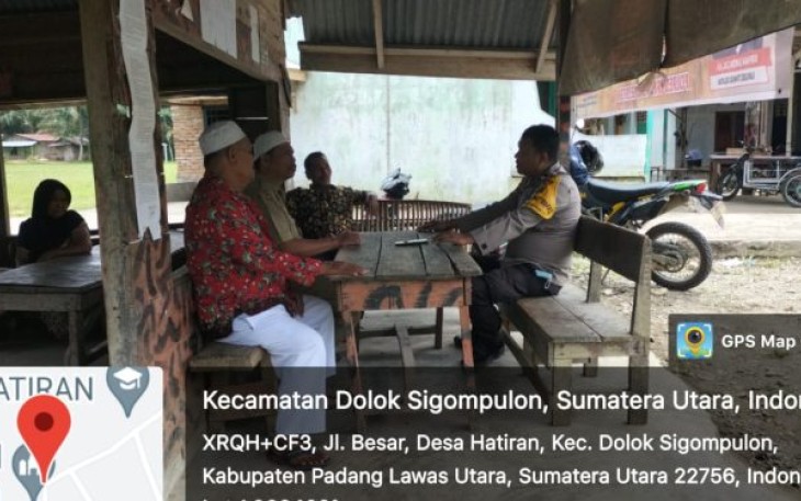 Bhabinkamtibmas Polsek Dolok, Aiptu Monang P Siregar, dan Bripka Sigit Dalimunthe, menggelar sosialisasi guna mencegah kebakaran hutan dan lahan (Karhutla), Senin (3/4/2023) siang.