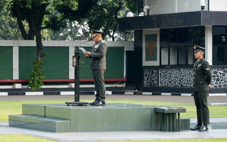 Kaskostrad Mayjen TNI Muhammad Saleh Mustafa memimpin pelaksanaan upacara peringatan hari Pahlawan tahun 2023 di lapangan upacara Markas Kostrad, Gambir, Jakarta Pusat, Jumat (10/11/2023)