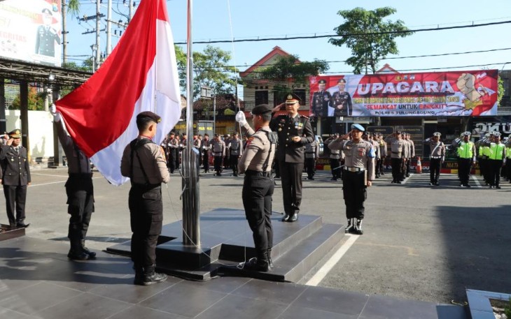 Kapolres Tulungagung AKBP Eko Hartanto SIK MH saat memimpin upacara dan memberikan penghormatan pengibaran bendera merah putih