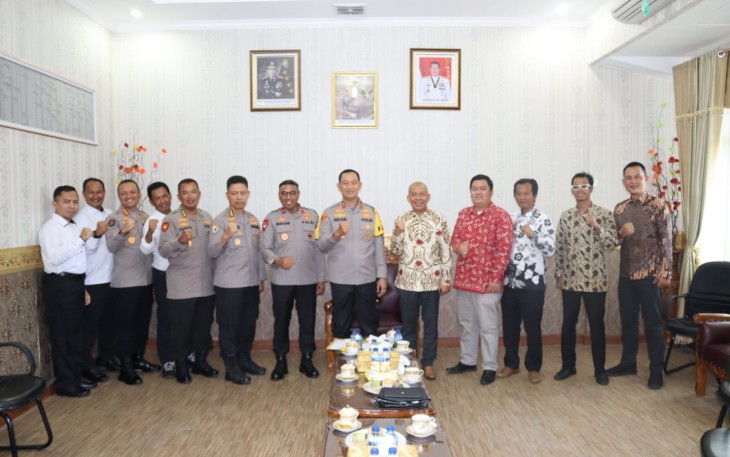 Foto bersama usai pertemuan
