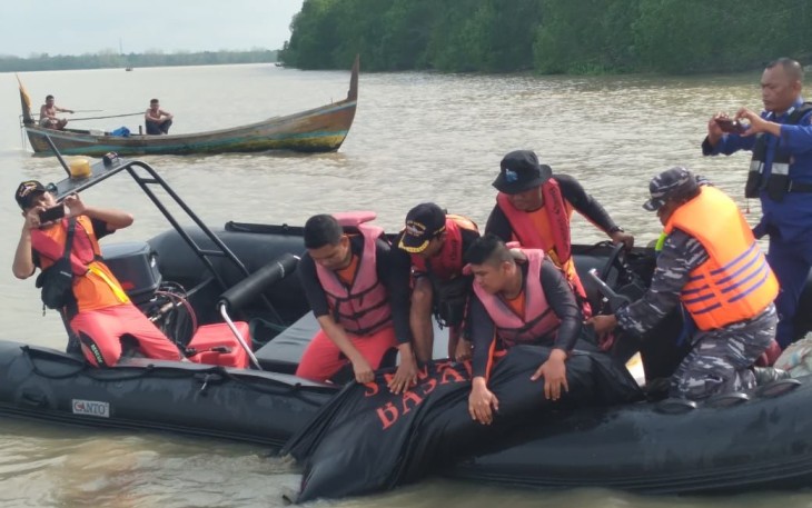 Prajurit TNI AL Lanal TBA saat Berhasil Temukan Jenazah Nelayan Tenggelam di Perairan Bagan Asahan 