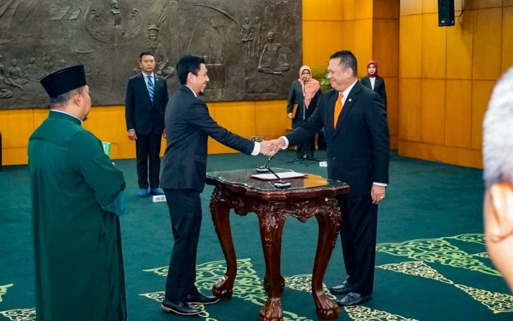 Bamsoet memberi selamat usai memandu Pengucapan Sumpah Tofan Maulana dari Partai Golkar, Daerah Pemilihan Sumatera Selatan II sebagai Anggota MPR Pengganti Antar Waktu, di Ruang Delegasi MPR RI, Jakarta, Rabu (6/9/23).
