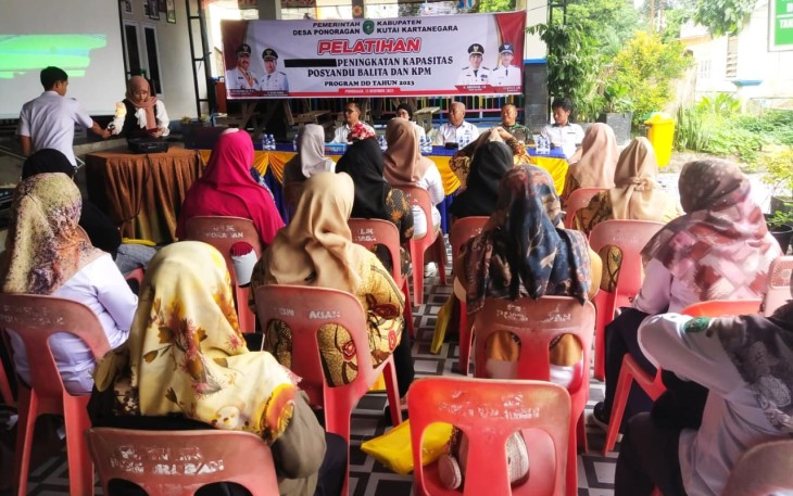 Kader Pembangunan Manusia (KPM) terkait permasalahan gizi buruk pada Balita, pemerintah desa Ponoragan menggelar Pelatihan Peningkatan Kapasitas Posyandu Balita dan KPM yang diadakan Posyandu Melati Putih desa Ponoragan kecamatan Loa Kulu Mabupaten Kutai Kartanegara (Kukar), Selasa (19/12/2023)