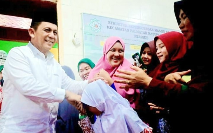 Gubernur Ansar dan Ustadz Derry Sulaiman saat Disambut Hangat Masyarakat Palmatak dan Jemaja 