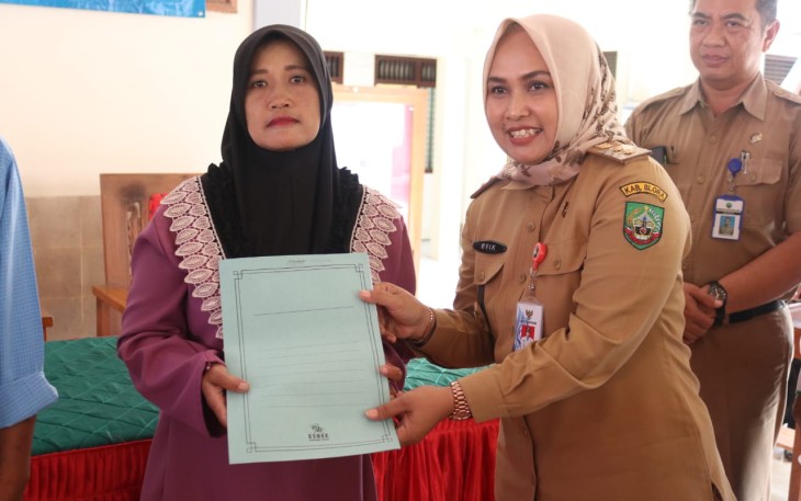 Wakil Bupati Blora Tri Yuli Setyowati saat menghadiri penyaluran bantuan modal usaha dari Baznas kabupaten Blora.