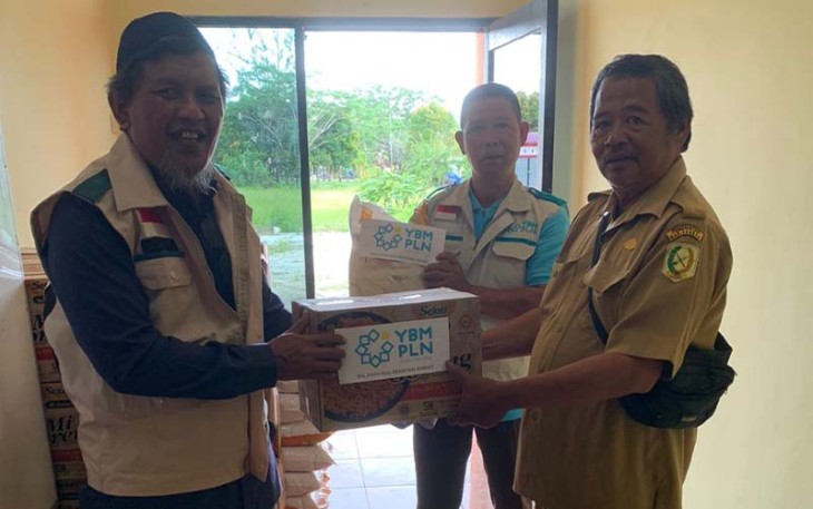 Petugas PLN saat Bantu Korban Banjir di Kabupaten Sambas